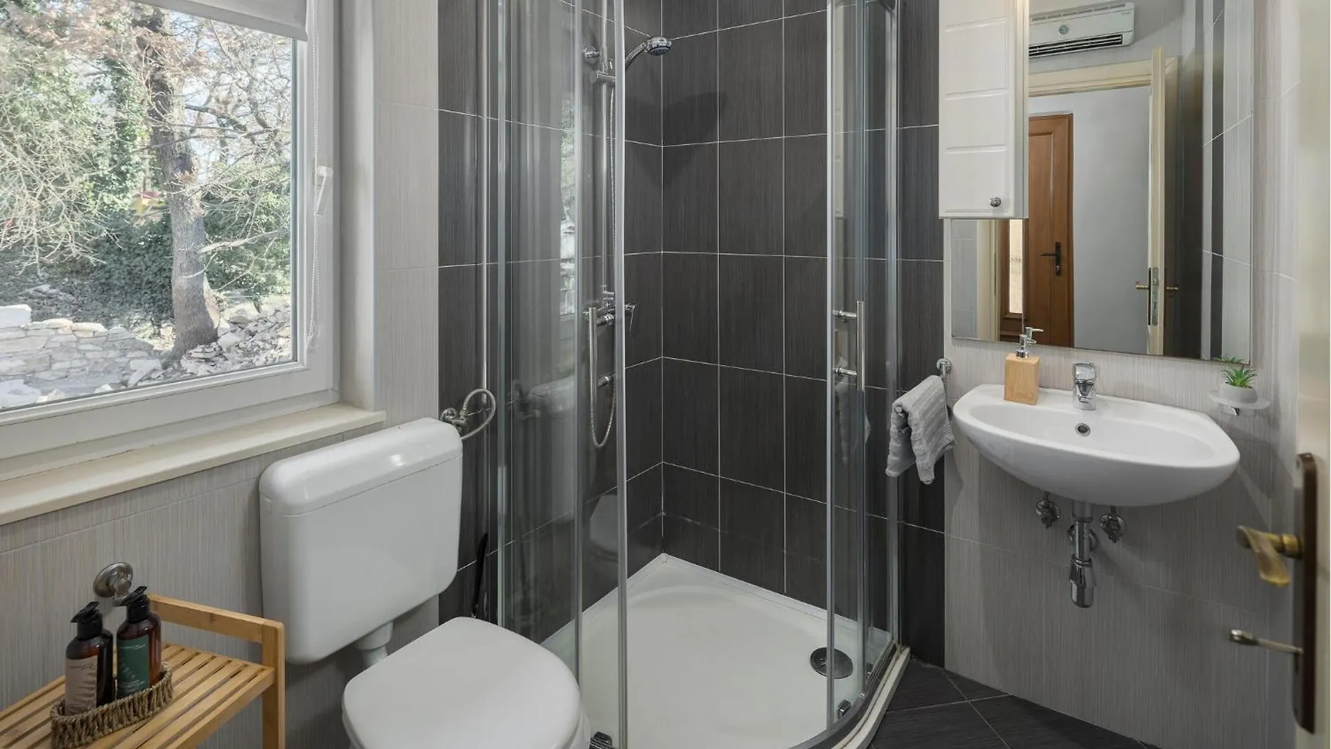 4 Bedroom Beautiful Home In Kranjci Raša 0*,  Κροατία